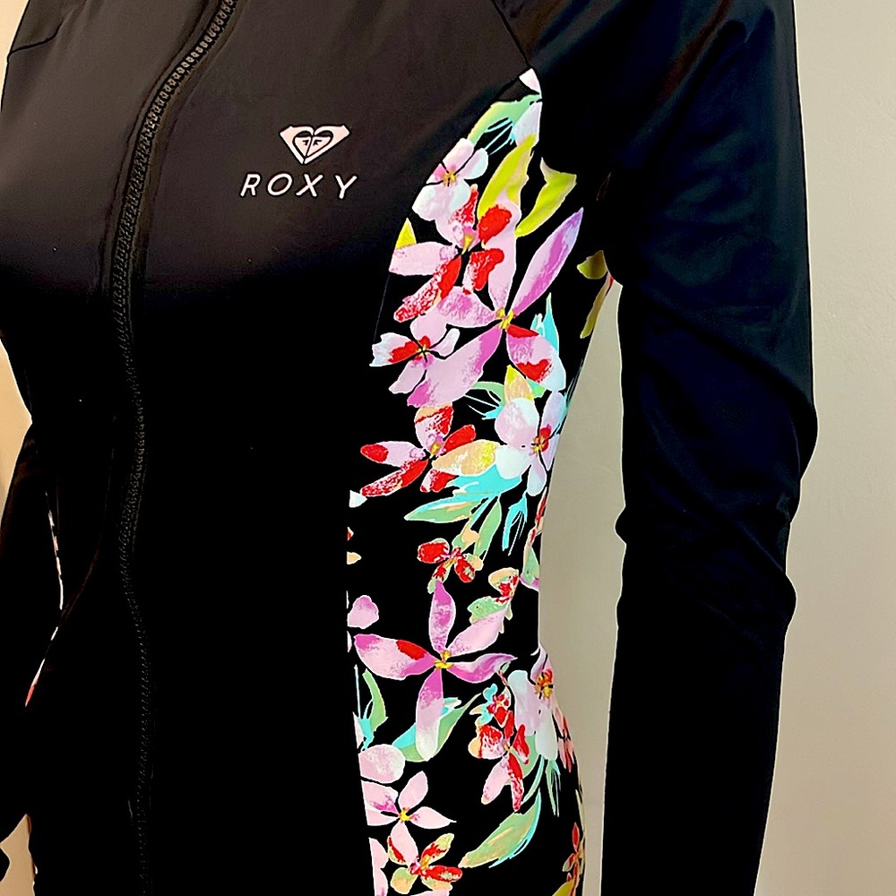 ROXY NWOT RASH GUARD🏄♀️ - Picture 2 of 8